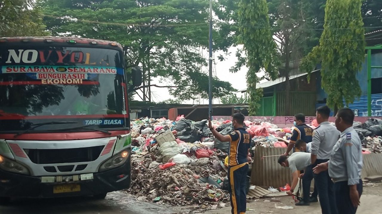 Paska Banjir Terbitlah Gunungan Sampah di Terminal Purabaya