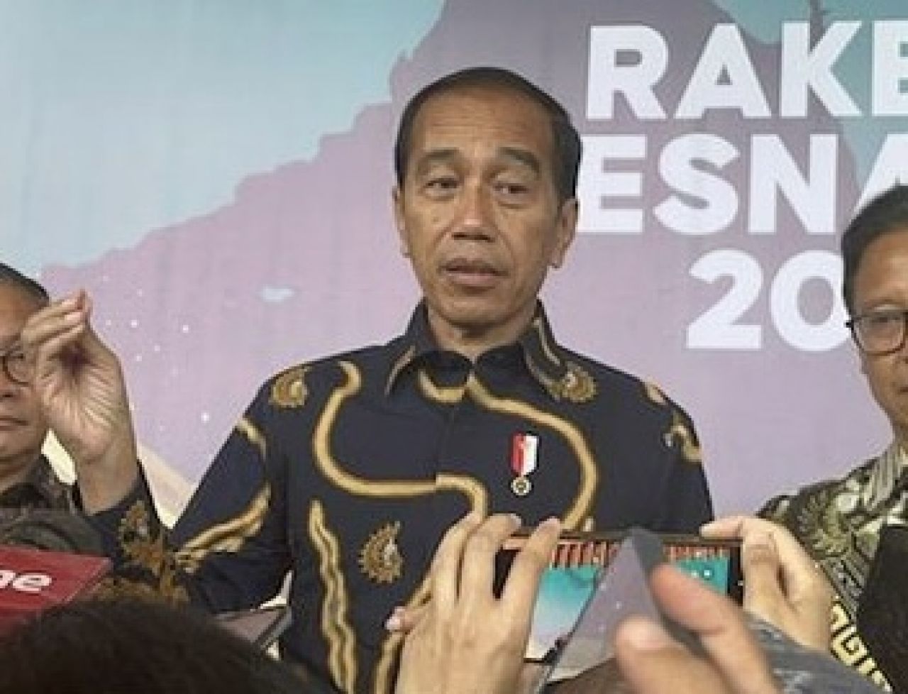 Jokowi Tersenyum Dinyatakan Bukan Kader PDIP Lagi