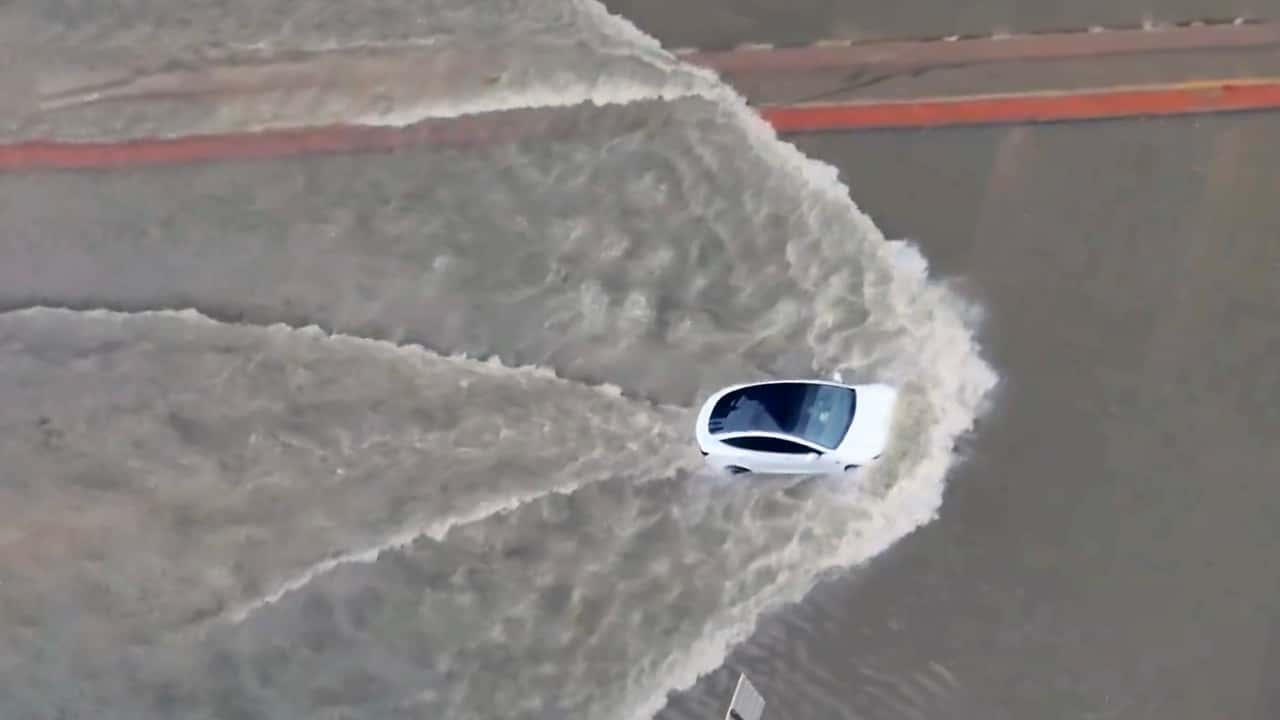 Makin Ngeri! Mampu Terobos Banjir Besar, Mobil Listrik Tesla Dicap ‘Amfibi’