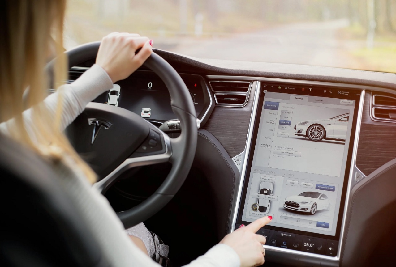 TikToker Terjebak di Mobil Tesla Bersuhu 46 Derajat Celcius Selama 40 Menit