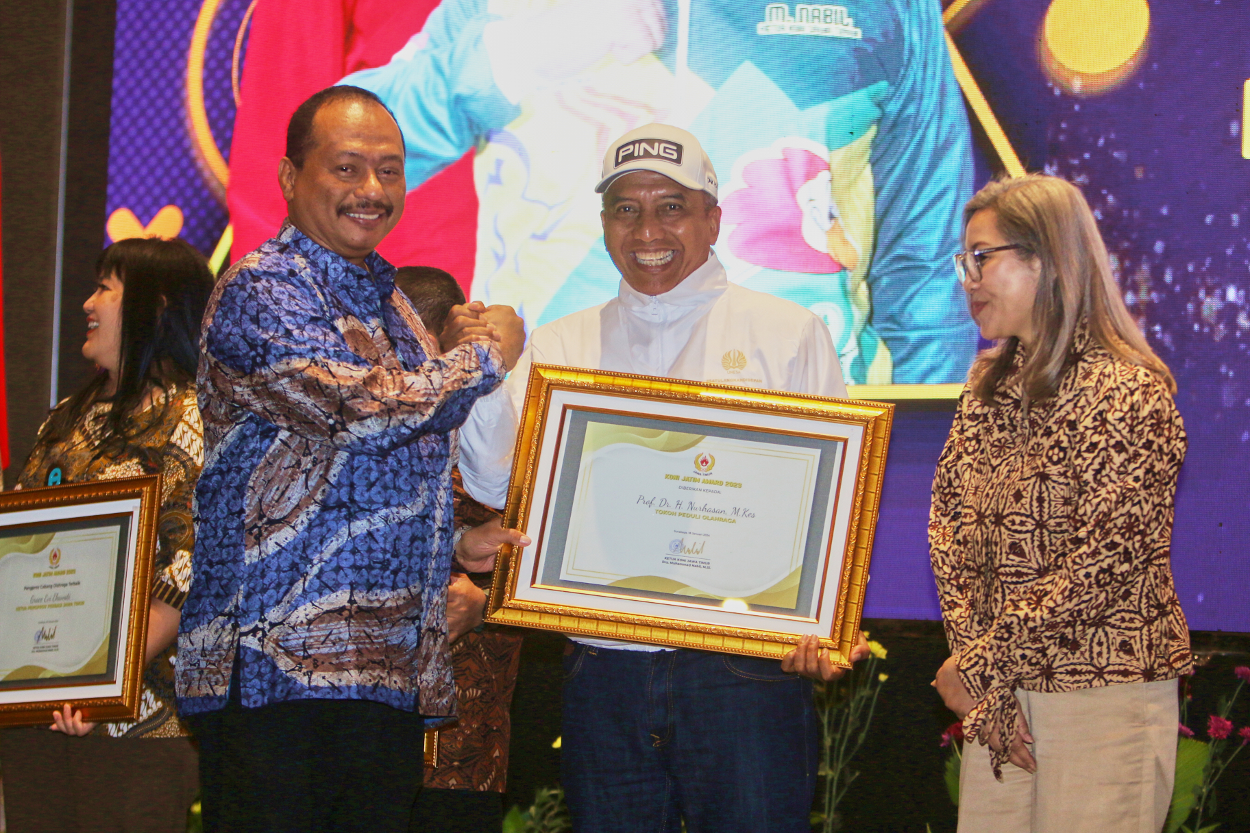 Rektor UNESA Dianugerahi Tokoh Peduli Olahraga dari KONI Jatim Award 2023