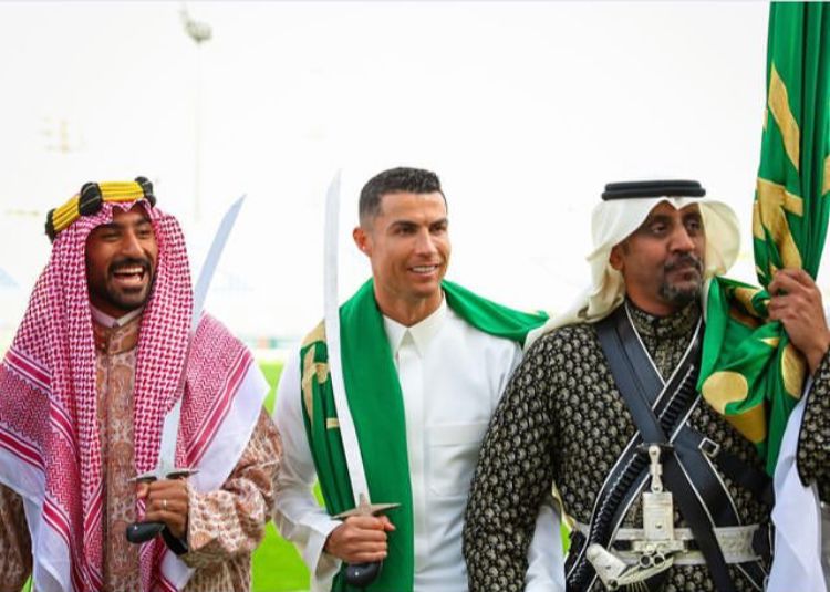 Tampil Beda, Ronaldo Pakai Gamis dan Bawa Pedang Scimitar